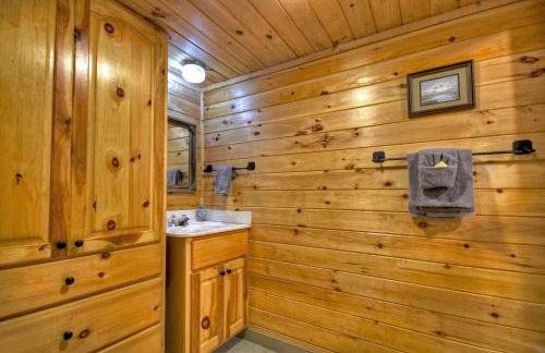 K6 Lodge Gather around the firepit soak in the hot tub and splash in the creek - Foto 22