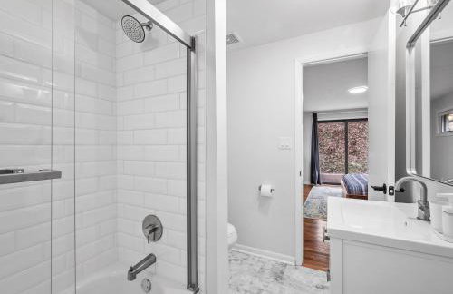 Stylish and Accessible Six Bedroom Home in Wexford/Pittsburg With Kids Amenities - Foto 20