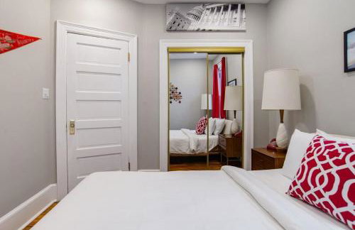 Mid-Century Marvel Steps from Restaurants Bars and Markets 3BR & 2BA - Foto 27