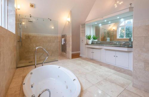 5BDR Luxe Villa By Torr Property Group Short Lets & Serviced Accommodation With Free Parking & River View Stratford-Upon-Avon - Foto 59