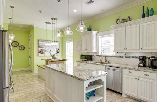 Steps to Shore! Just Beachy Home with Deck and Views - Foto 8