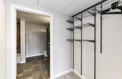 Stylish 2BR Retreat Gym Parkng and Scenic Rooftop - Foto 23