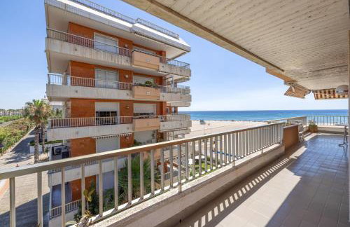 Frente al mar · Terraza · Piscina - Photo 13