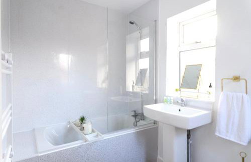 A Luxurious Home with Hot Tub and Man Cave! 9ppl - Foto 39