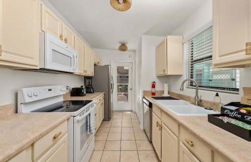 Walk to Beach, Heated Pool, Dog-Friendly, Firepit - Foto 21