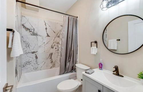 Townhouse - Urban Living with Rooftop Deck! - Foto 19