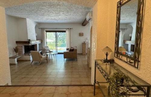 L'Oliveda - complètement climatisée, piscine, calme, proche commerce et lac, ski à 45min - Foto 16