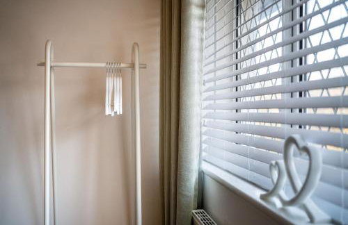 Cosy 3-Bed House With Parking, 5 Mins to QE & Uni - Photo 38