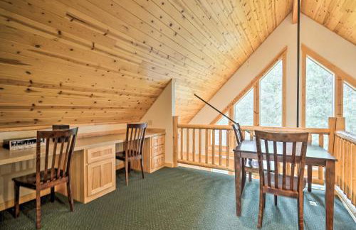 Chalet at Running Y Resort with Wraparound Deck! - Foto 13