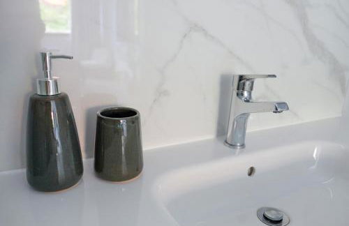 New 3 Bedroom Luxury Family Apartment - Airco, King Size Beds, Fully equipped kitchen, Balcony, Washingmachine, 2 bathrooms, Free parking, Fast Internet, 142m2 - Foto 34