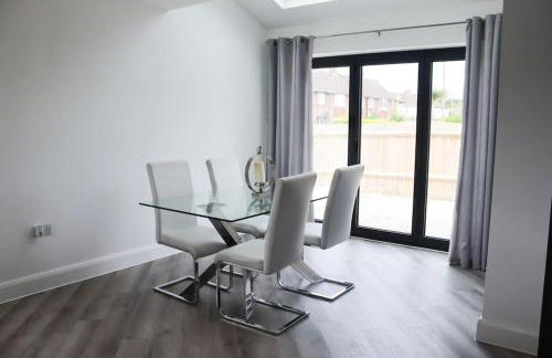 Spacious 2 Bedroom Home Next To Queen Victoria Hospital - Photo 4