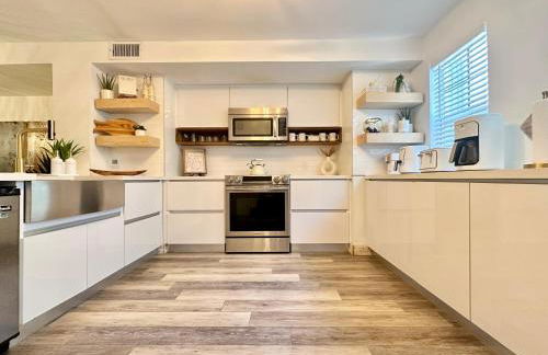 Villa Valbuena Palm Oasis In-Laws Quarters 4-Story Unit With Rooftop Retreat - Photo 13