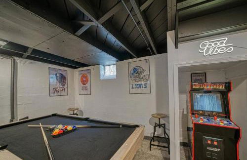 Beautiful Modern home with all year use HOT TUB, Pool table, Game room, & Propane fire pit!! - Foto 7