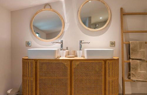 Gorgeous village home with heated pool, ideally located - Foto 23