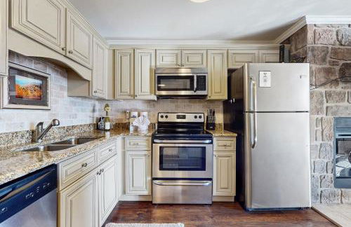 Pool and Riverfront! Couples Retreat in Smoky Mtns - Foto 9