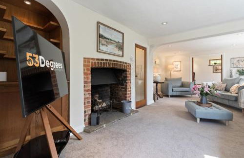 Stunning Countryside Home in Surrey by 53 Degrees Property, Ideal for Family Getaways, Private Tennis Court! - Foto 3