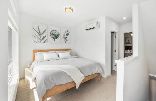 NEW! Central Ballard 3BR Townhome Fits 8 Free Parking AC Family Friendly - Foto 3