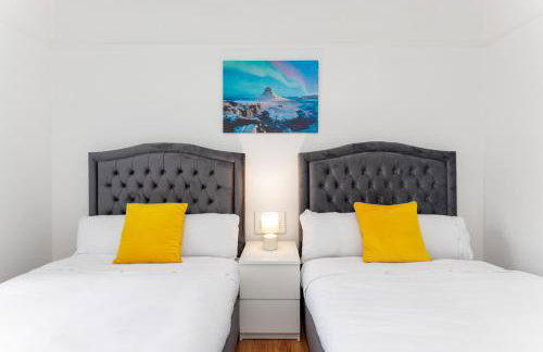 Flatzy - Sleeps 16 Near Football Ground & Ping Pong Table - Foto 26