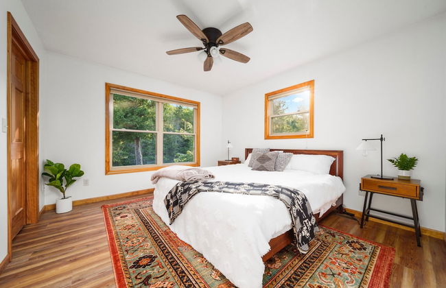 Firefly Lodge! Boardman River! Hot Tub! Woodstove! - Foto 10