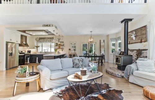 Charming 4BR Wine Country Getaway with Spa & Firepit - Foto 3