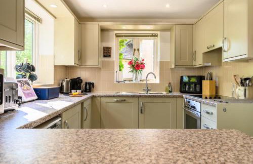 Cosy Cotswold Lodge by Your Home Here - ideal for families, log-burner, spa, private parking, EV Hookup included and heated swimming pools - Foto 15