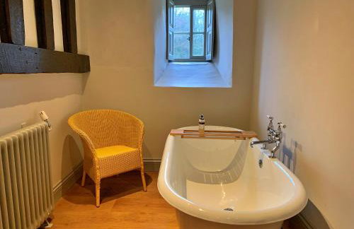 Finest Retreats - Ingleby Manor - South Front - Photo 4