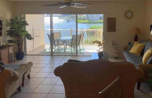 Large Balcony and Water Views Indian Shores Condo! - Foto 9