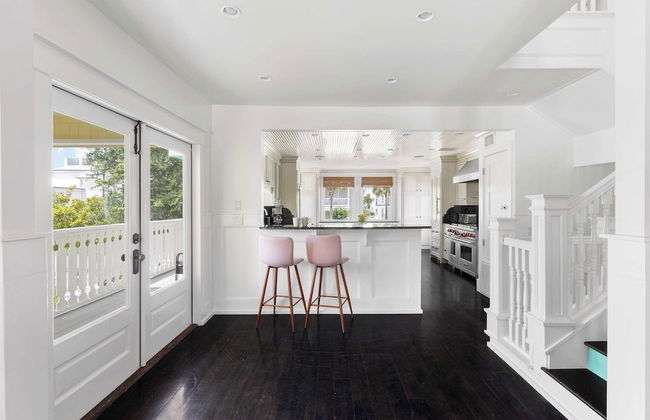 Luxe Villa Near Beach, Pool + Hottub, Chef's Kitchen Woodward Way by Avantstay - Foto 12