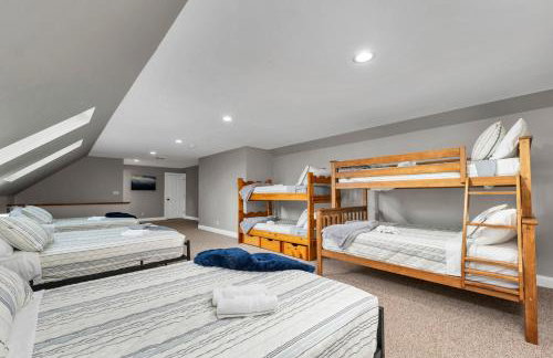 White Mountain Retreat with Theater, Fire Pit, Game Room and River Access - Foto 36