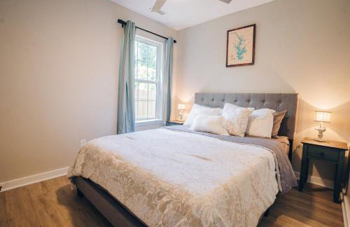 City Retreat - 4 Bedroom Oasis with King & Private Yard near Downtown - Foto 21