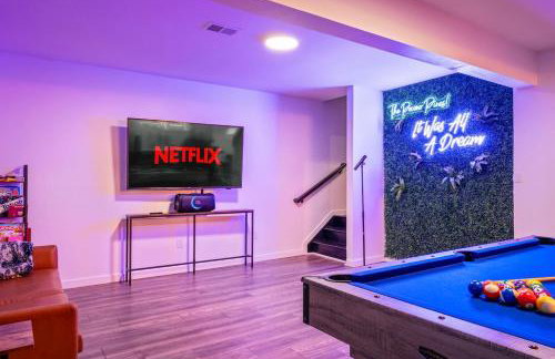 Chalet with Hot Tub, Game, Movie Room, Lake and Pool Access - Foto 4