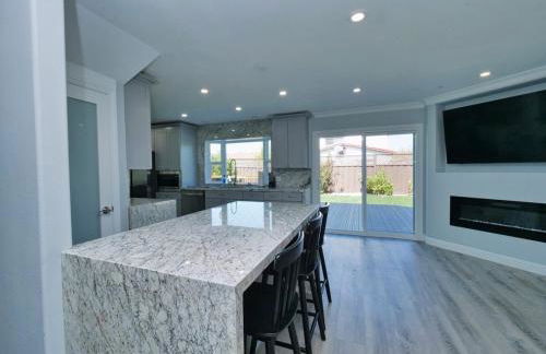 Renovated 5 Bd 3 Ba AC Private Deck Lawn - Foto 19