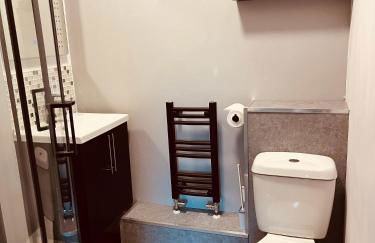 Spacious 5 Bedroom Home in Central Kidderminster with Private Parking and Electric Vehicle Facilities, Easy Access to Birmingham and Nearby Towns - Foto 47