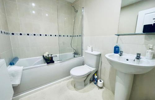 Spacious 4 Bedroom, 3 Bath House by Jesswood Properties Contractors, Business and Leisure with Free Parking and WIFI - Foto 17