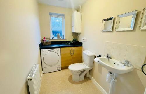 Spacious 4 Bedroom, 3 Bath House by Jesswood Properties Contractors, Business and Leisure with Free Parking and WIFI - Foto 22