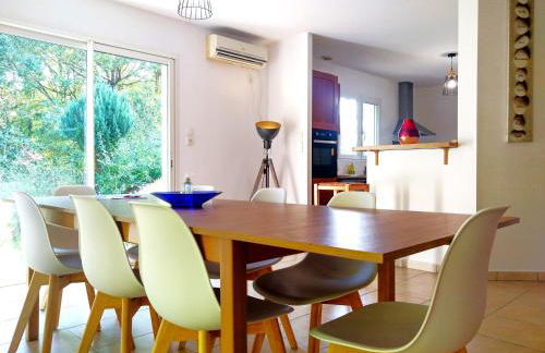 Le Parc Jean Édouard - Spa avec jacuzzi privé - Superbe villa 4 chambres - 9 couchages - 6 lits - Poêle - Parking - Climatisation réversible- Terrasse ombragée et grand jardin - Foto 25