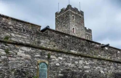 penthouse on the river foyle. foyleview apartments - Foto 19