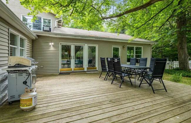 Cozy Fall Home With 4BR and Fireplace - Photo 26