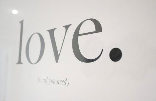 Spacious 3-Story Retreat with Rooftop Terrace and Modern Amenities - Foto 23