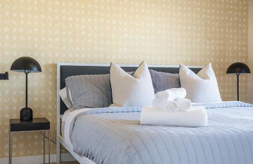 @ Marbella Lane - Vibrant & Chic Designer Home - Photo 77