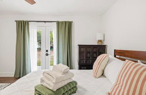 Boho Retreat with 2 Masters and Plenty of Space - Foto 36