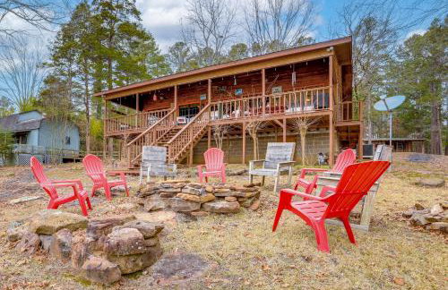 Deck and Fire Pit Waterfront Cabin in Greers Ferry! - Foto 22