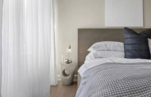 The Sutton - Elevated Minimalist Escape with Free Parking and Metro - Foto 2