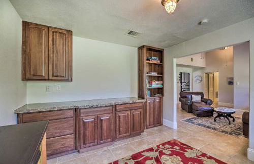 Spacious Seabrook Home with Patio 1 Mi to Beach! - Foto 9