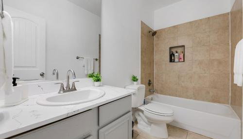 Tasteful 3BR I Free Parking I Workspace - Foto 3