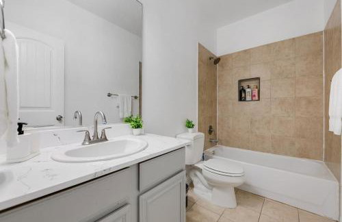 Tasteful 3BR I Free Parking I Workspace - Foto 3