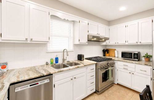 Stately 5BR Historic Retreat - CozySuites - Foto 26