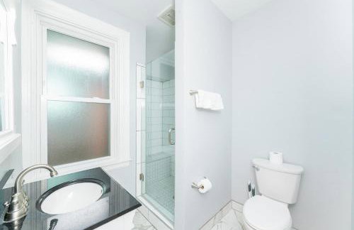 TWO town homes! 6 Bedrooms, 2 King beds, Walk to Eats - Foto 19