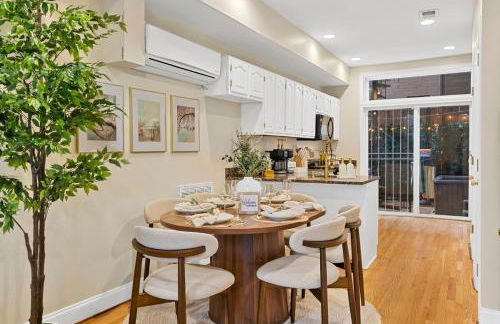 Luxury DC Rowhouse with Rooftop Firepit & Private Hot Tub- Near U Street & Logan Circle - Foto 28