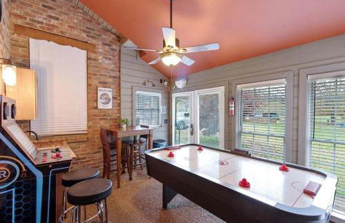 Peaceful Historic Villa with Hot Tub & Pool near Downtown Nashville, Tennessee - Photo 40